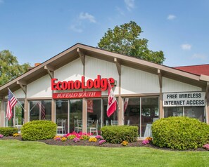 Un edificio con un letrero que dice "Econo Lodge Buffalo South" y un cartel que indica "Acceso gratuito a internet inalámbrico".