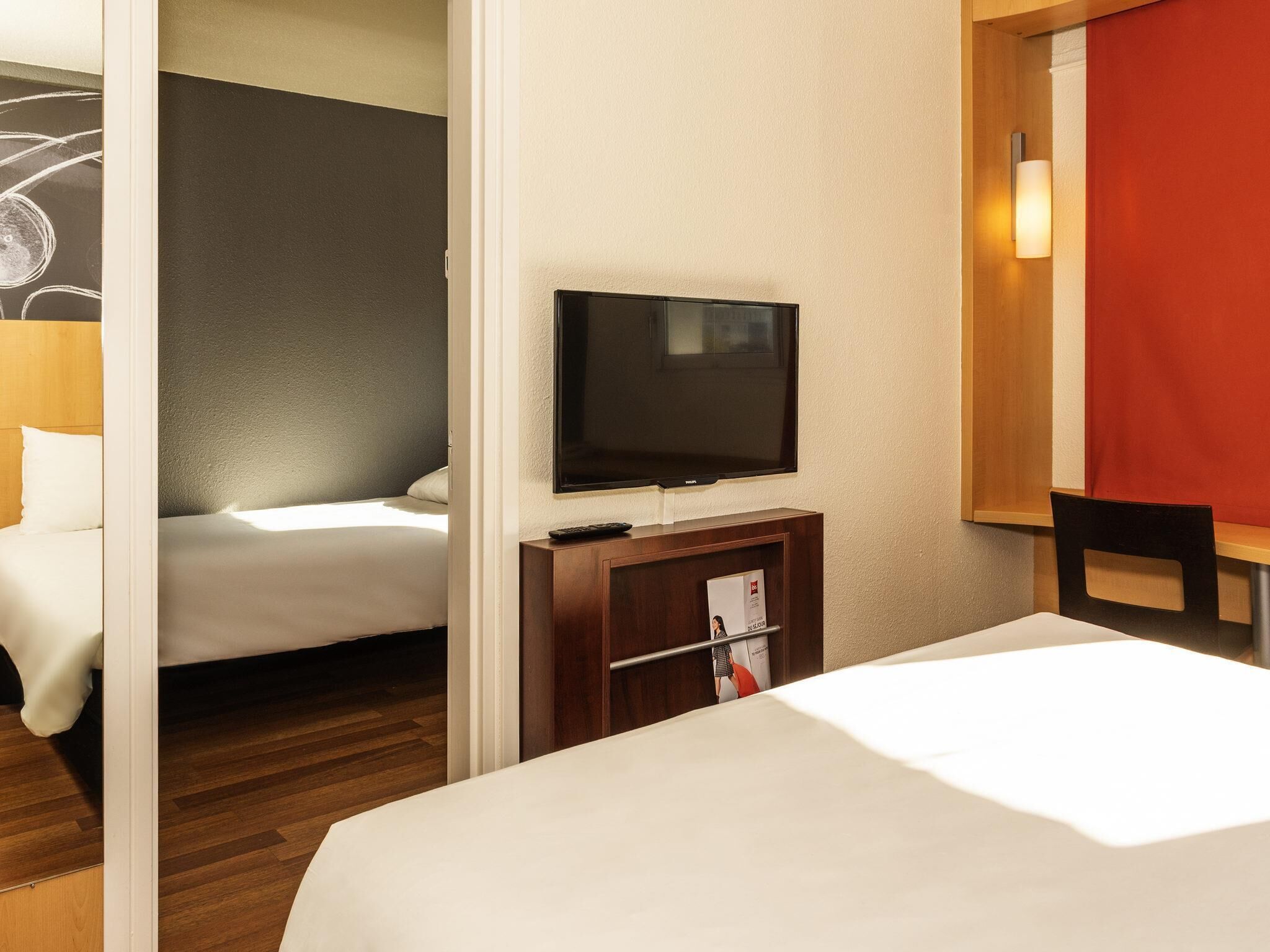 Ropa de cama de alta calidad, colchones con pillow-top y escritorio 