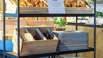 Petit déjeuner buffet (10.50 EUR par personne)