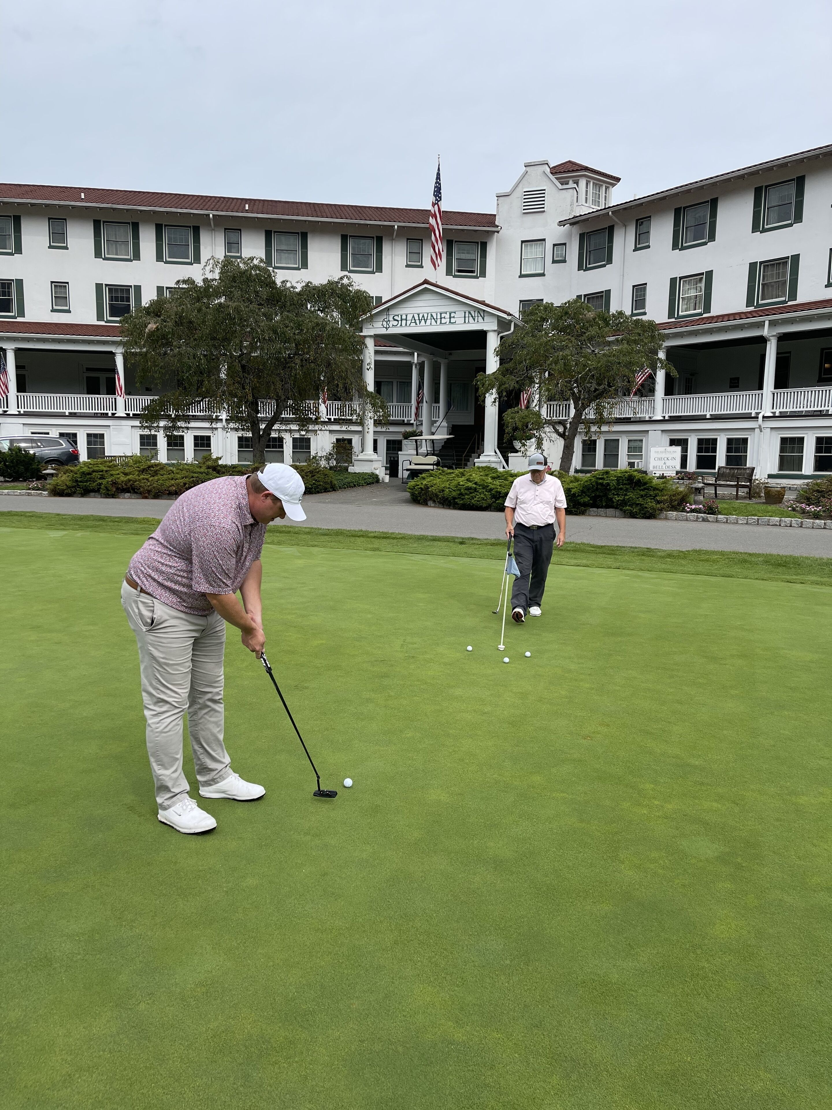 Un terrain de golf avec, au fond, un bâtiment portant l’inscription « SHAWNEE INN ».