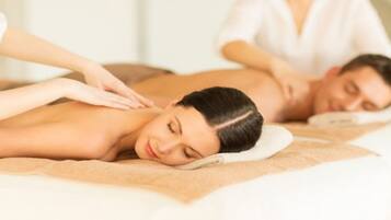 Une séance de massage thérapeutique dans un cadre de spa, avec une table de massage et une personne recevant un massage du dos.