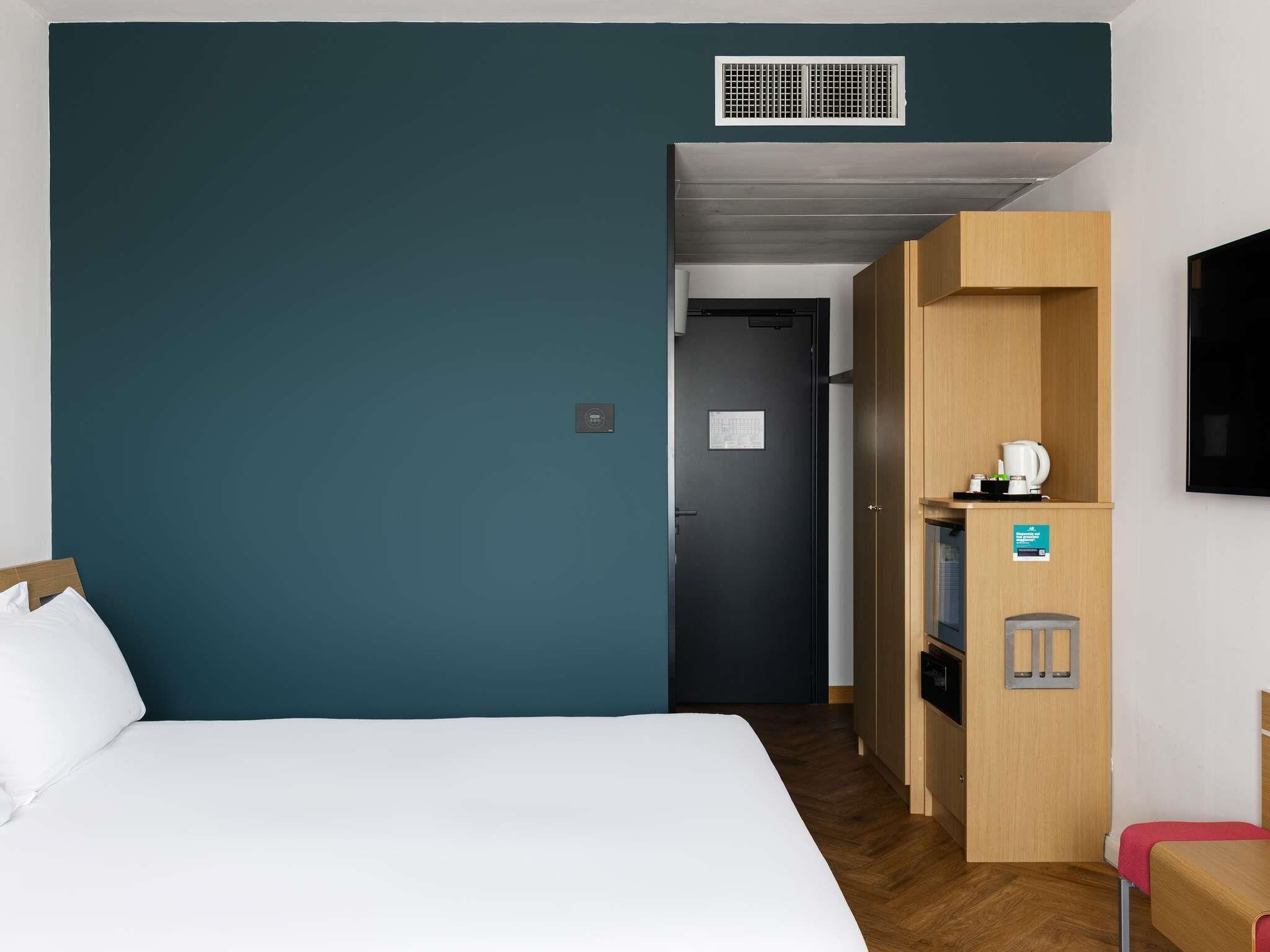 Standardrum - 1 kingsize-säng | Sängtillbehör av högsta kvalitet och minibar