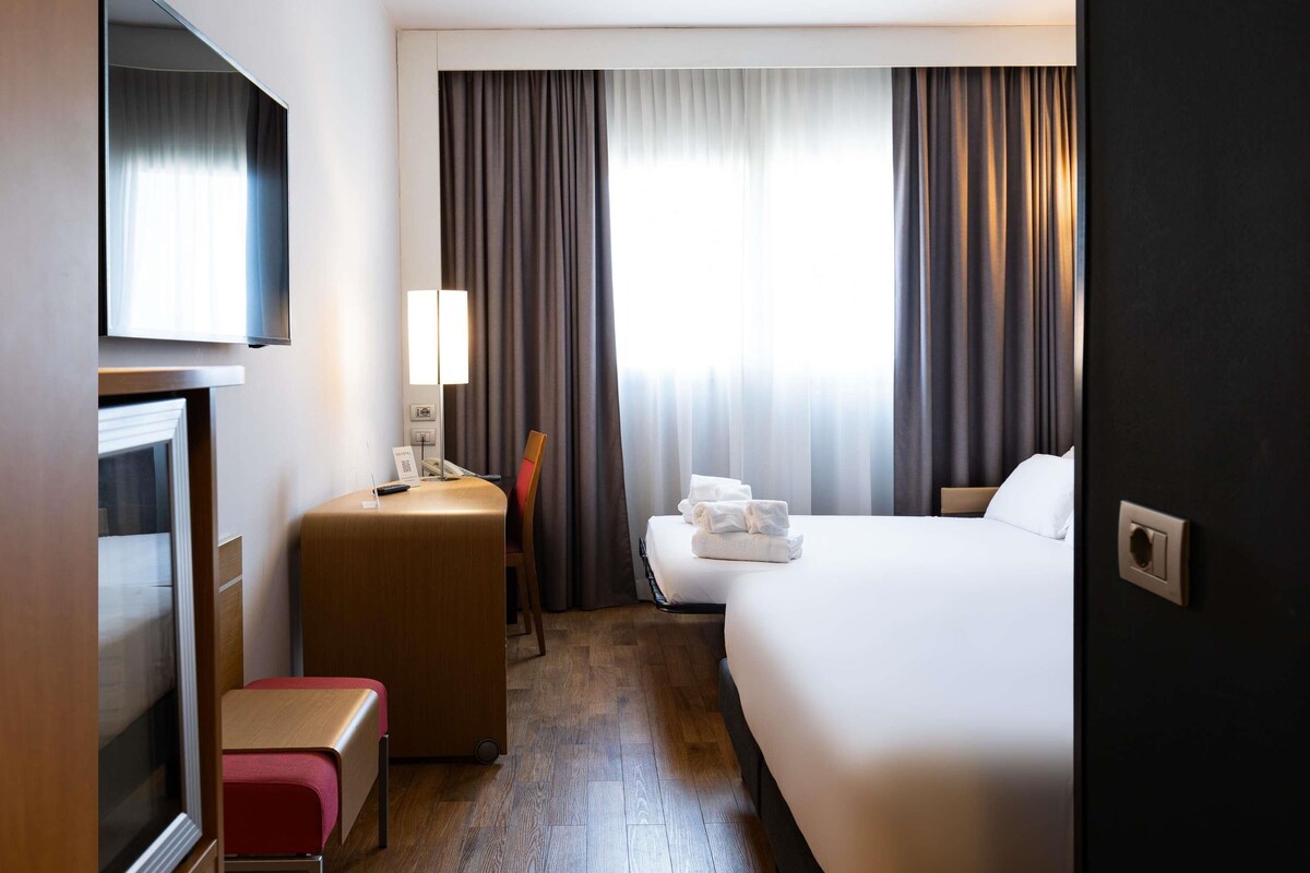 Standard Room, 1 King Bed with Sofa bed | Premium bedding, minibar, in-room safe, desk