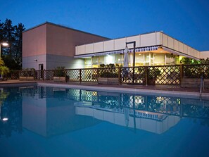 Piscina externa, guarda-sóis, espreguiçadeiras