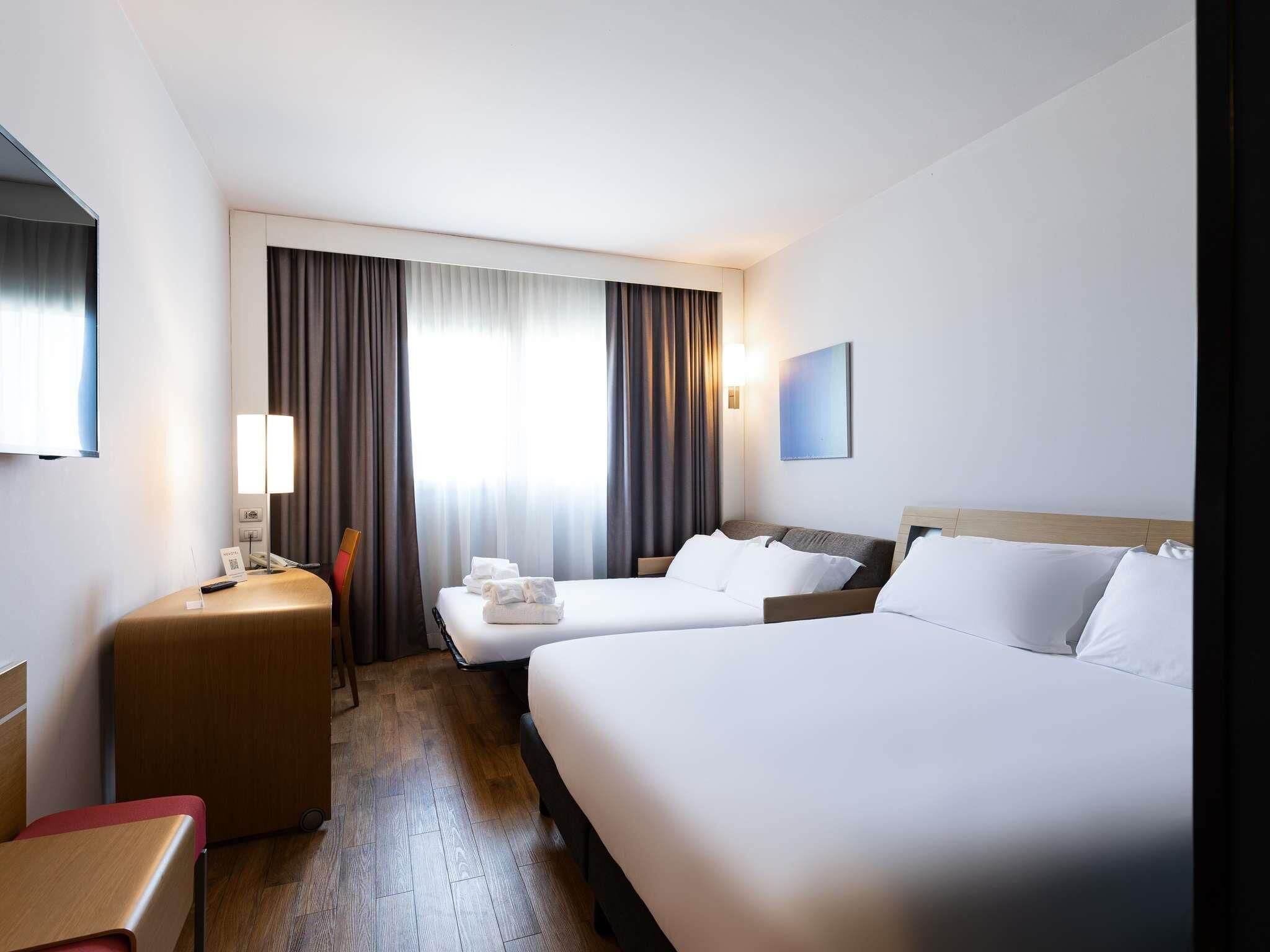 Standardrum - 1 kingsize-säng med bäddsoffa | Sängtillbehör av högsta kvalitet och minibar
