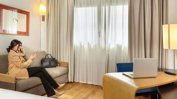 Habitación estándar, 1 cama de matrimonio grande | Ropa de cama de alta calidad, minibar, caja fuerte y escritorio