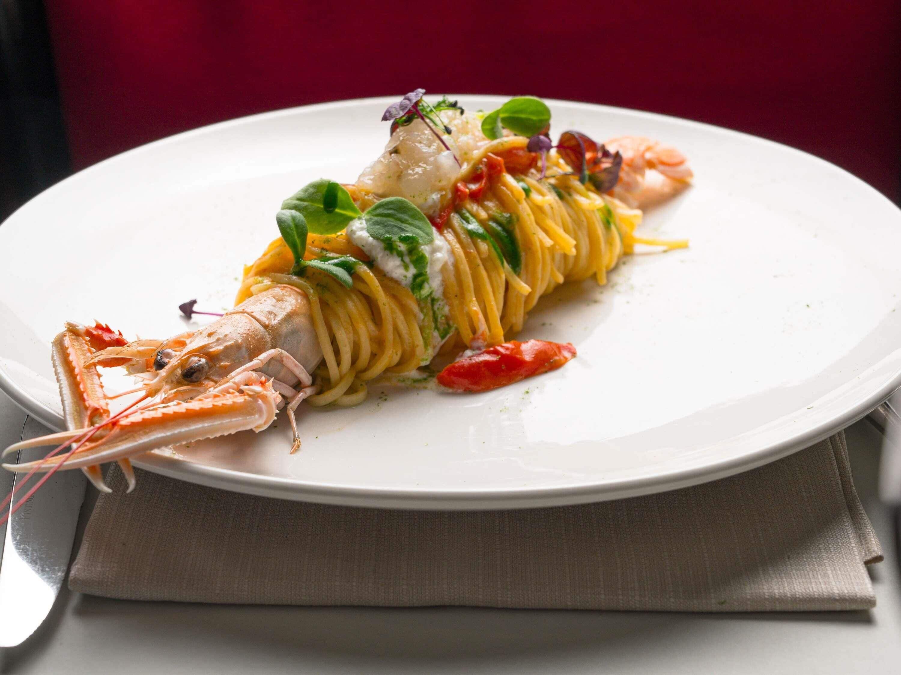 Un plat de fruits de mer servi dans une assiette.