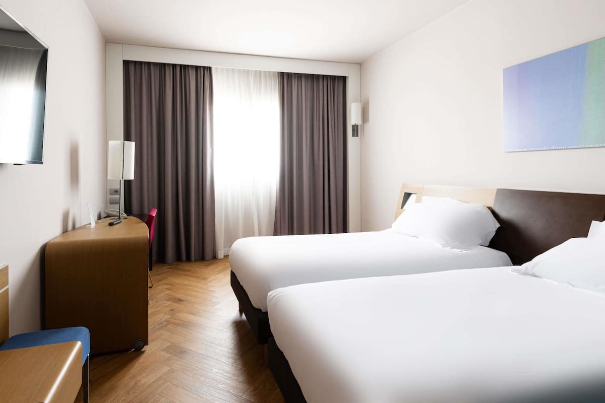 Standard Room, 2 Twin Beds | Premium bedding, minibar, in-room safe, desk