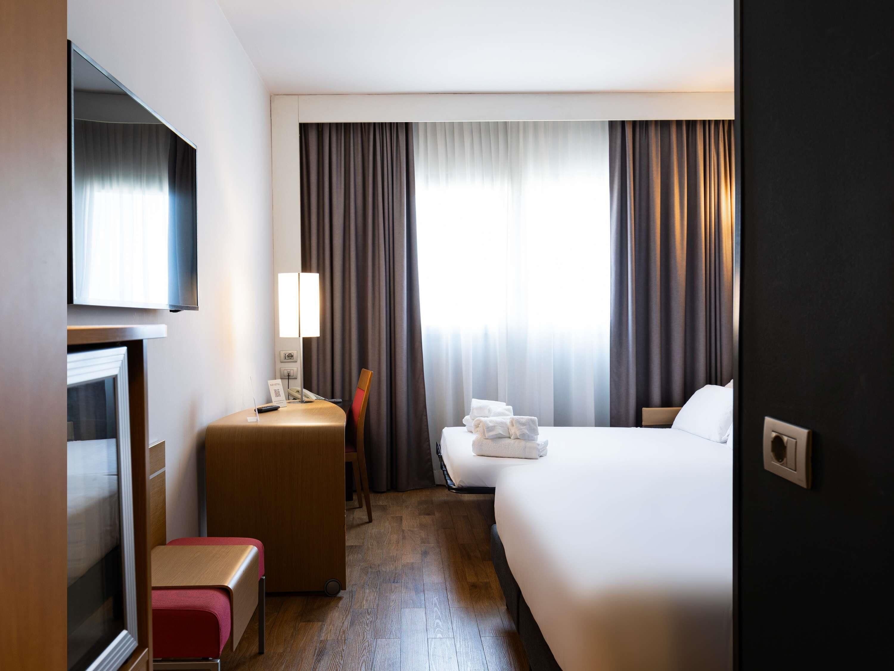 Standard Room, 1 Katil Raja (King) dengan Katil Sofa | Peralatan tempat tidur premium, bar mini, peti besi dalam bilik, meja 