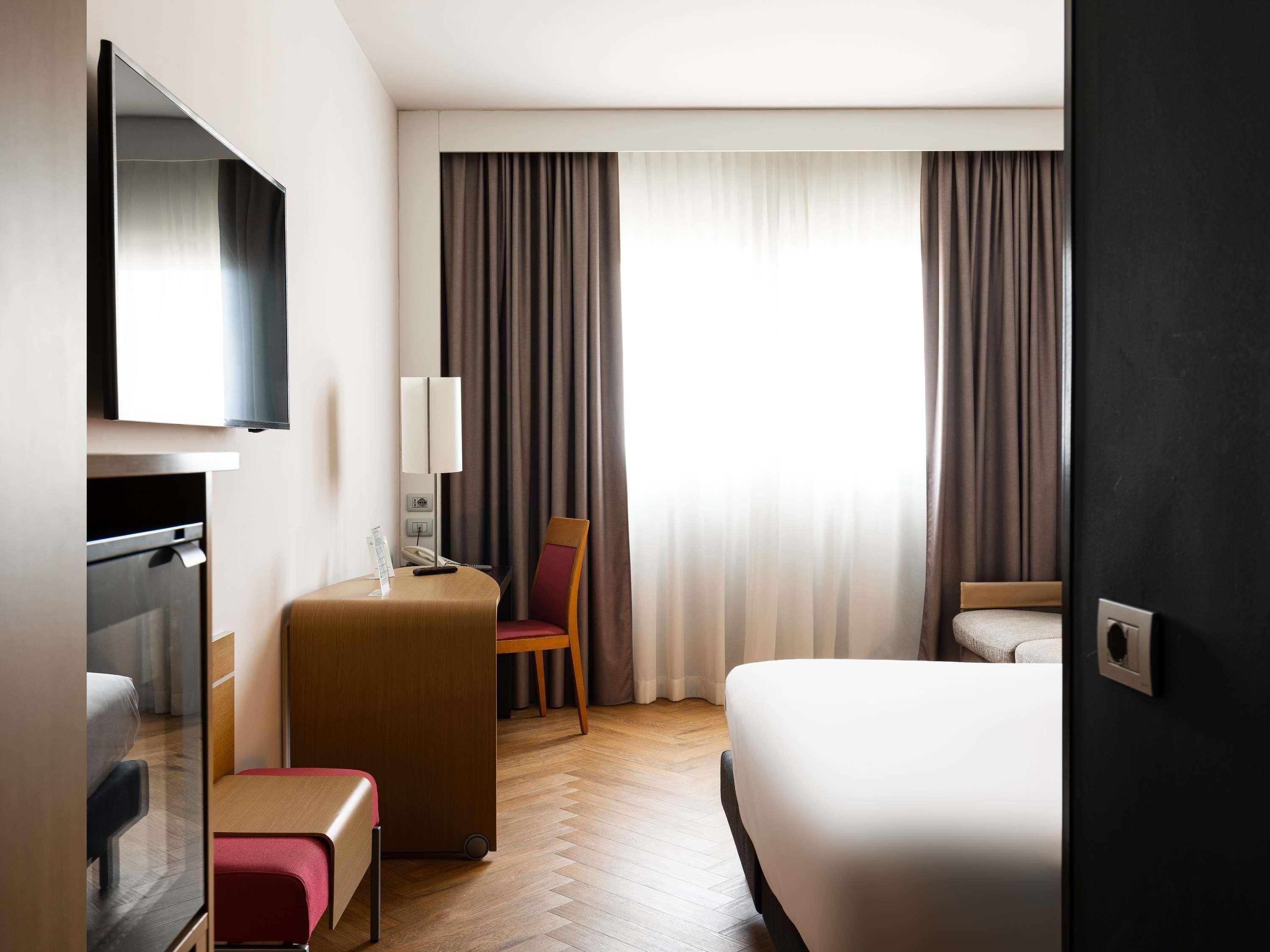 高档床上用品、迷你吧、客房内保险箱、办公桌