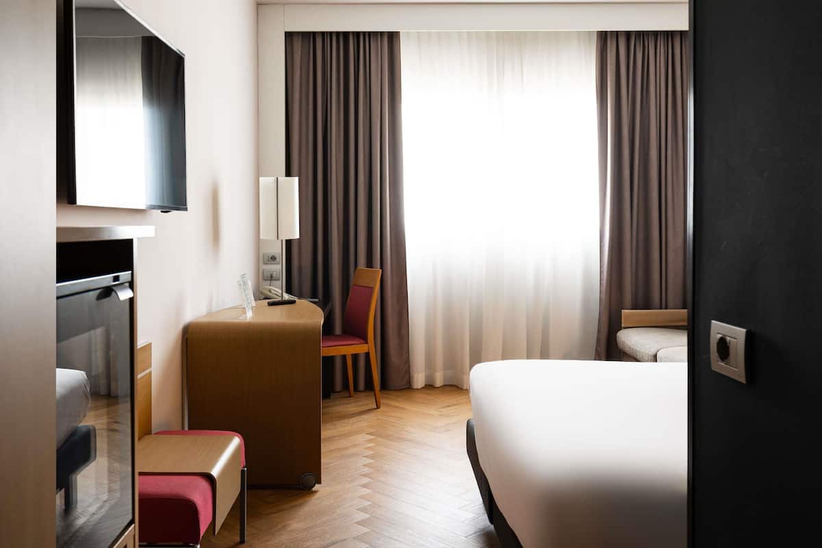 Premium bedding, minibar, in-room safe, desk