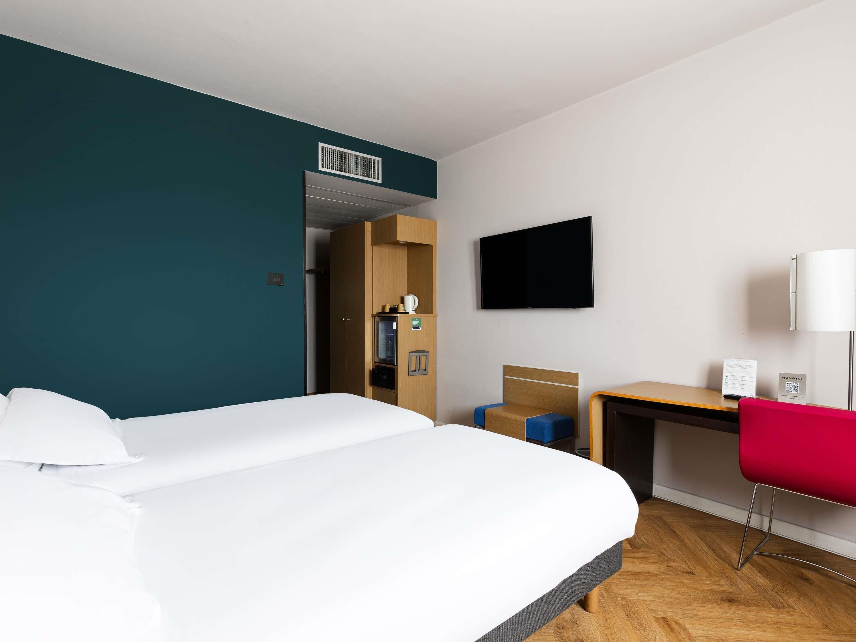 Standard Room, 2 Twin Beds | Premium bedding, minibar, in-room safe, desk