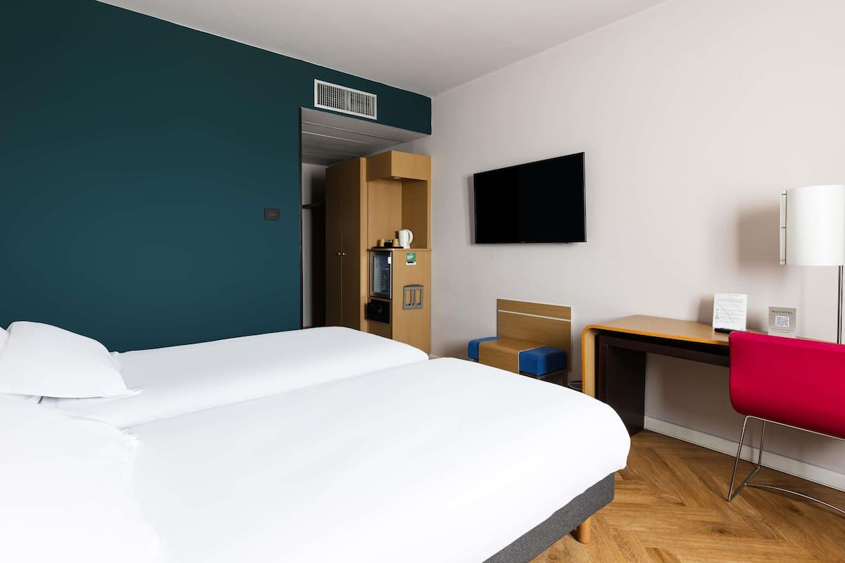 Standard Room, 2 Twin Beds | Premium bedding, minibar, in-room safe, desk