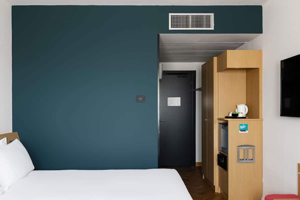 Standardrum - 1 kingsize-säng | Sängtillbehör av högsta kvalitet och minibar