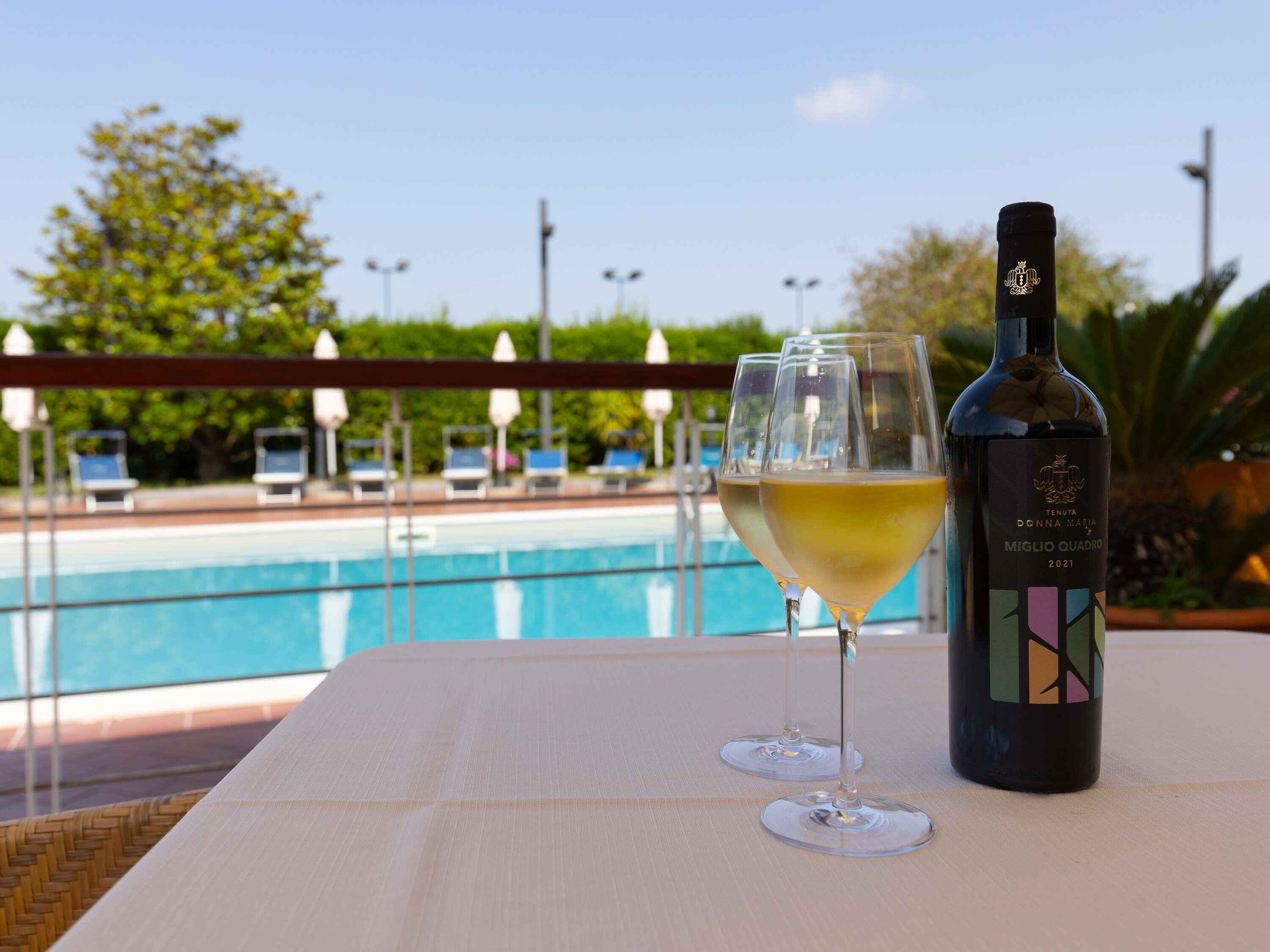 Piscine extérieure, parasols de plage, chaises longues