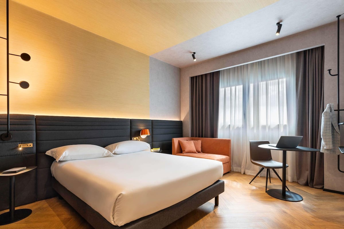 Habitació superior, 1 llit de matrimoni gran i sofà llit | Roba de llit d'alta qualitat, minibar i caixa forta a l'habitació