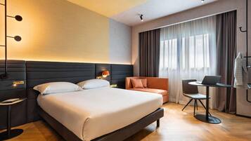 Habitación superior, 1 cama de matrimonio grande con sofá cama | Ropa de cama de alta calidad, minibar, caja fuerte y escritorio