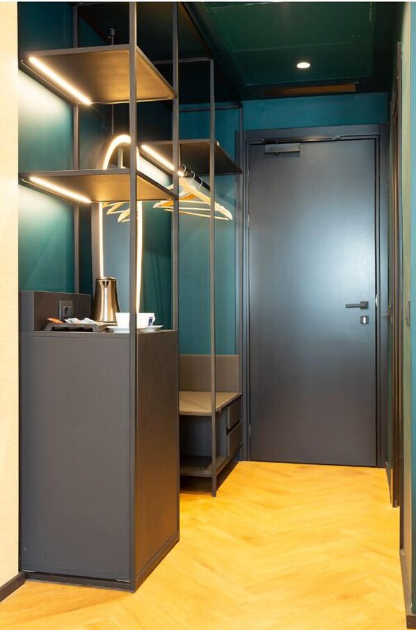 Chambre supérieure, 1 très grand lit et 1 canapé-lit | Literie de qualité, minibar, coffre-fort, bureau