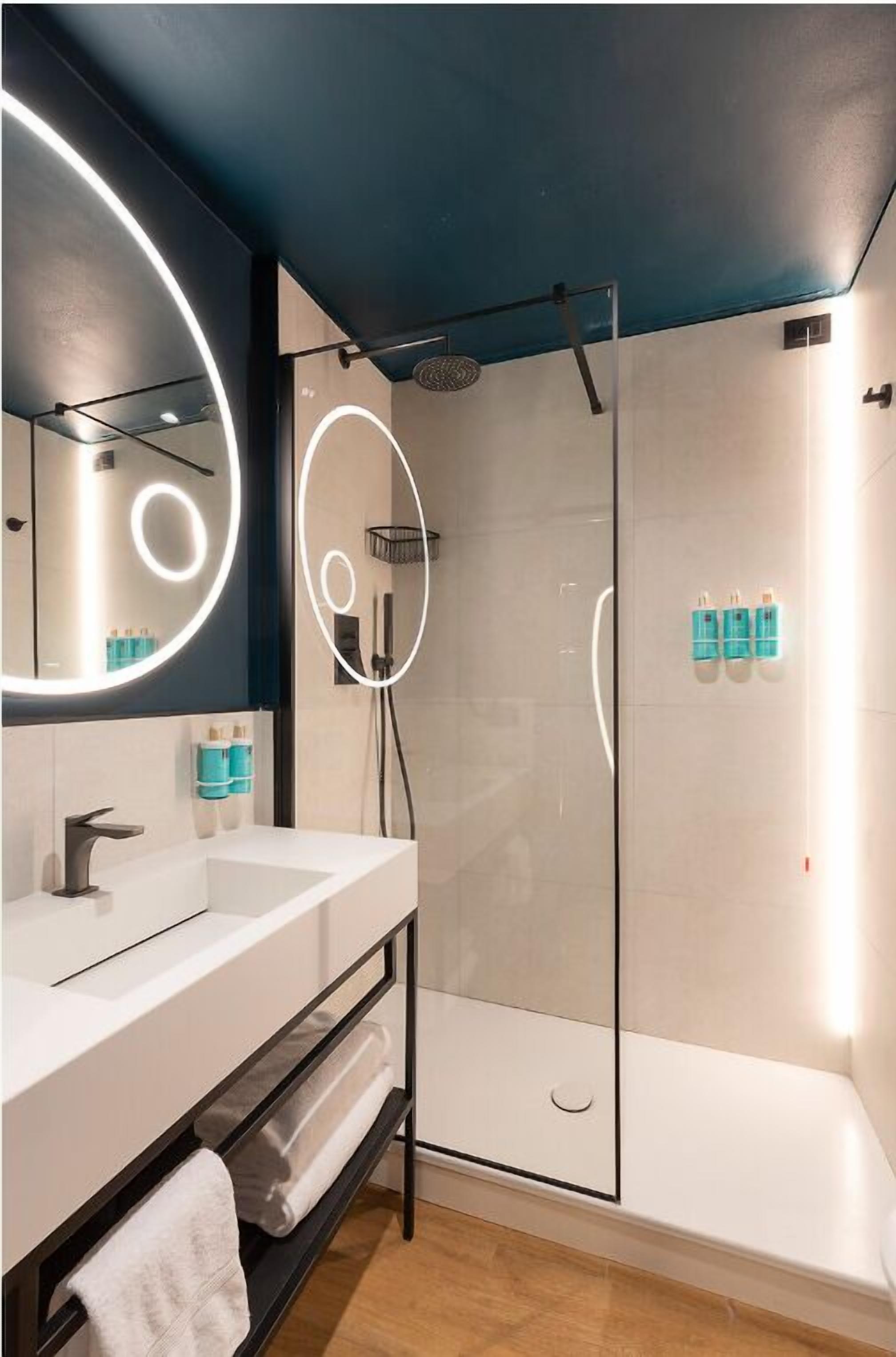 Superior-Zimmer, 1 King-Bett und Schlafsofa | Badezimmer | Umweltfreundliche Kosmetikartikel, Haartrockner, Hausschuhe, Bidet