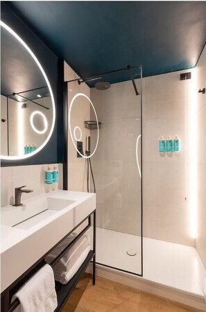 Superior Room, 1 King Bed with Sofa bed | Bathroom | Eco-friendly toiletries, hair dryer, slippers, bidet - Novotel Caserta Sud (Capodrise)