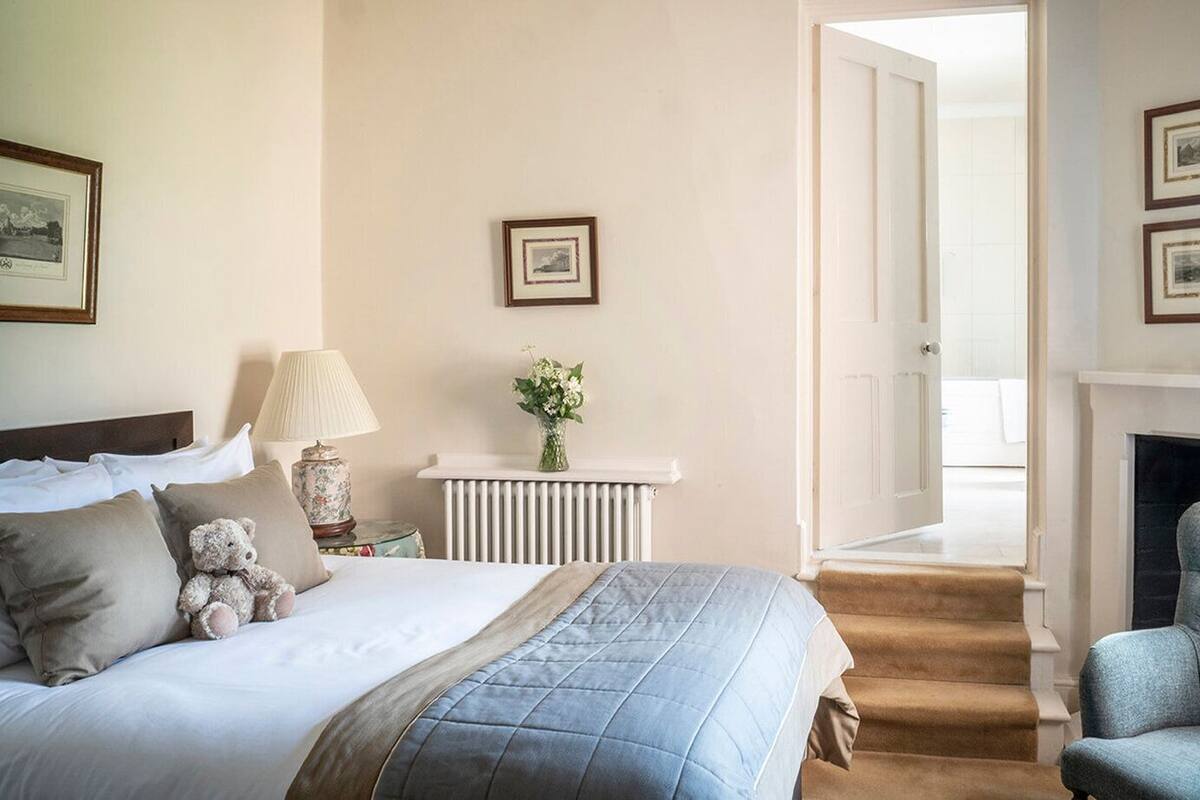 Premium bedding, in-room safe, desk, laptop workspace
