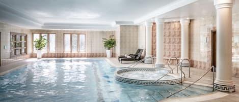 Indoor pool, sun loungers