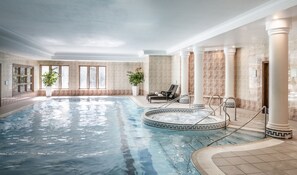 Una piscina cubierta