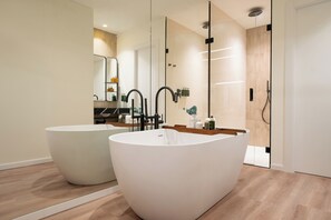 Eco-friendly toiletries, hair dryer, towels, soap - Melia Granada Hotel (Granada)