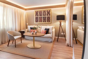 Ropa de cama de alta calidad, minibar, caja fuerte y cortinas opacas