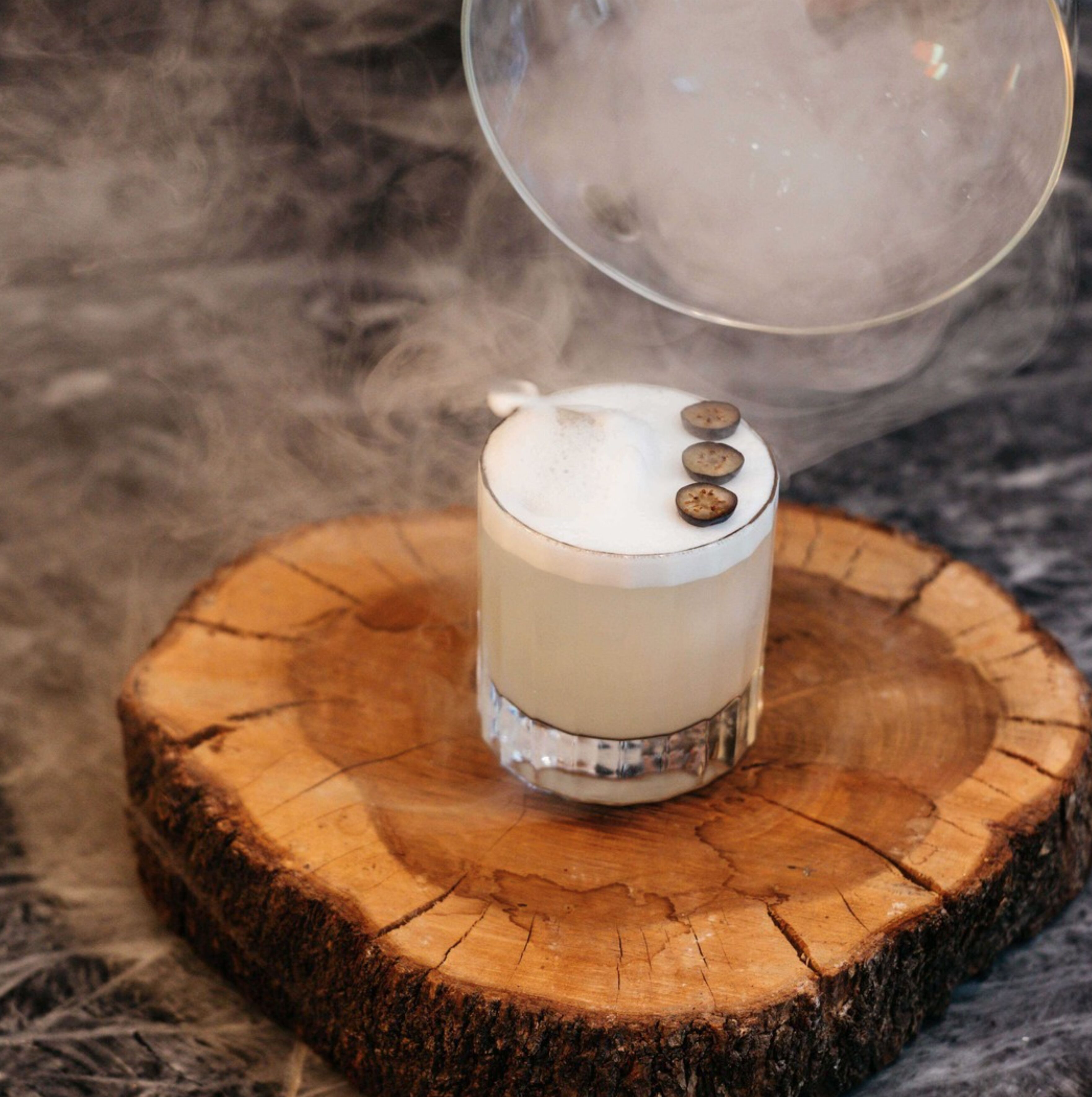 Un vaporizador blanco sobre un trozo de madera.