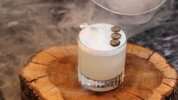 Un vaporizador blanco sobre un trozo de madera.