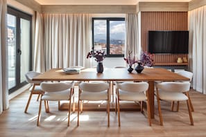 Suite (Master Suite The Level)