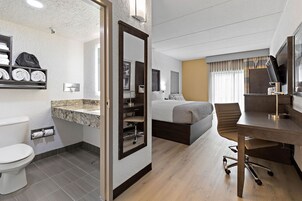 Deluxe Patio Room, 1 King Bed, Pet-Friendly, Non Smoking | Premium bedding, down comforters, pillowtop beds, desk