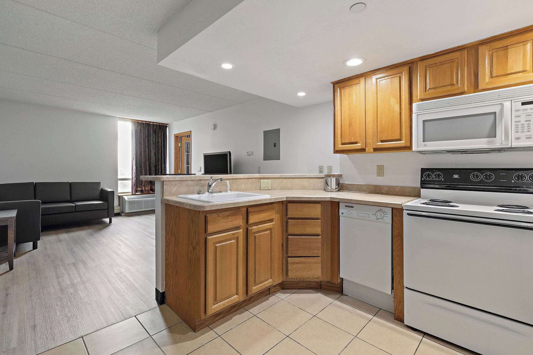 公寓, 1 張特大雙人床, 無障礙, 非吸煙房 (Mobility/Hearing, Tub w/Grab bars) | 高級寢具、羽絨被、舒適加層、書桌