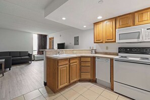 Departamento, 1 cama King size, para no fumadores (Mobility/Hearing, Tub w/Grab bars) | Ropa de cama de alta calidad, edredón y camas con pillow-top