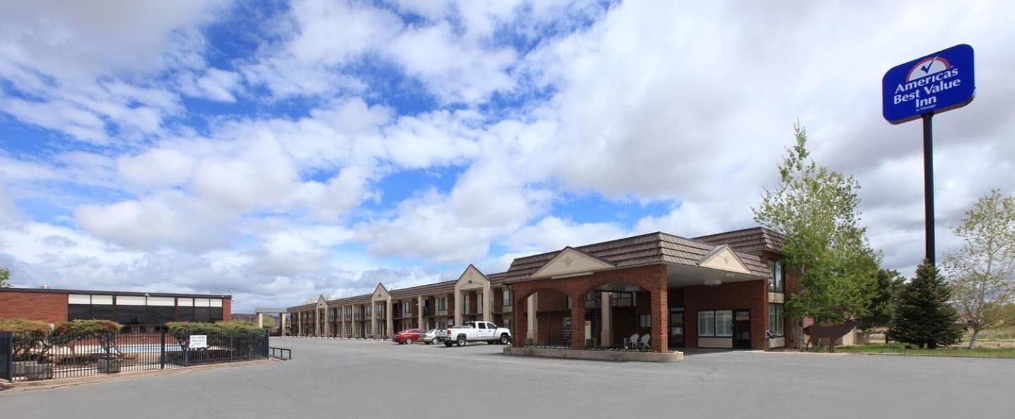 Un hôtel doté d’un grand parking, de plusieurs bâtiments et d’une enseigne indiquant qu’il s’agit d’un établissement de la chaîne Americas Best Value Inn.