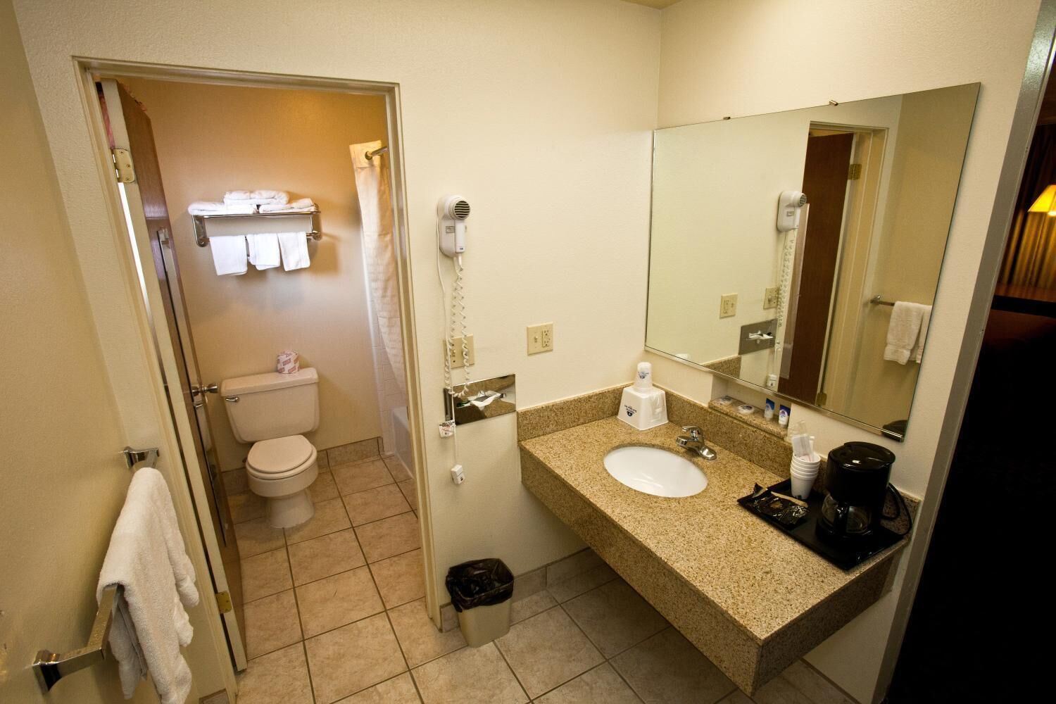 Bañera con ducha, artículos de tocador ecológicos, secador de pelo