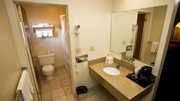 Bañera con ducha, artículos de tocador ecológicos, secador de pelo
