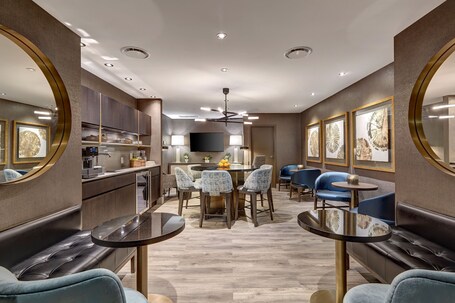 Town Inn Suites Hotel - Image 1