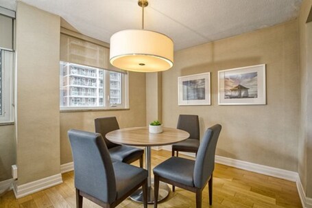 Town Inn Suites Hotel - Image 15