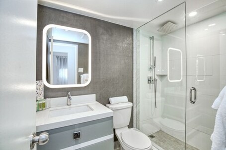 Town Inn Suites Hotel - Image 17