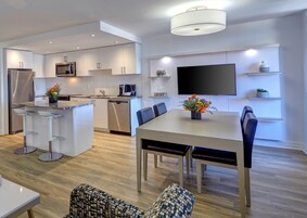 Luxury Suite, 2 Double Beds | Living area