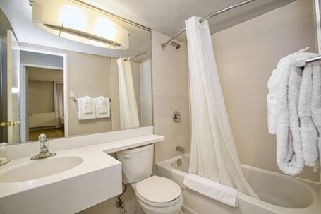 Town Inn Suites Hotel - Image 9