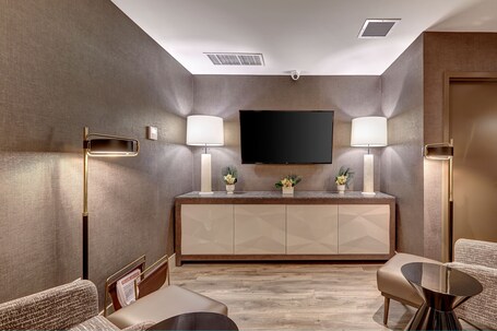 Town Inn Suites Hotel - Image 31