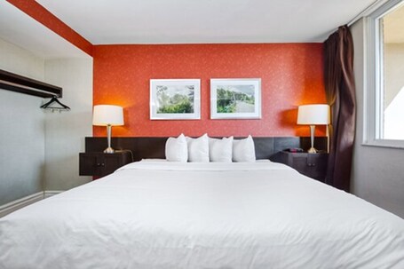 Town Inn Suites Hotel - Image 11