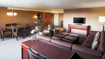 Suite – president, 1 kingsize-seng med sovesofa | Sengetøy av topp kvalitet, senger med overmadrass og safe på rommet