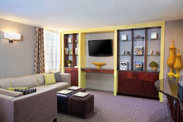 Club Room, 2 Double Beds | Lounge