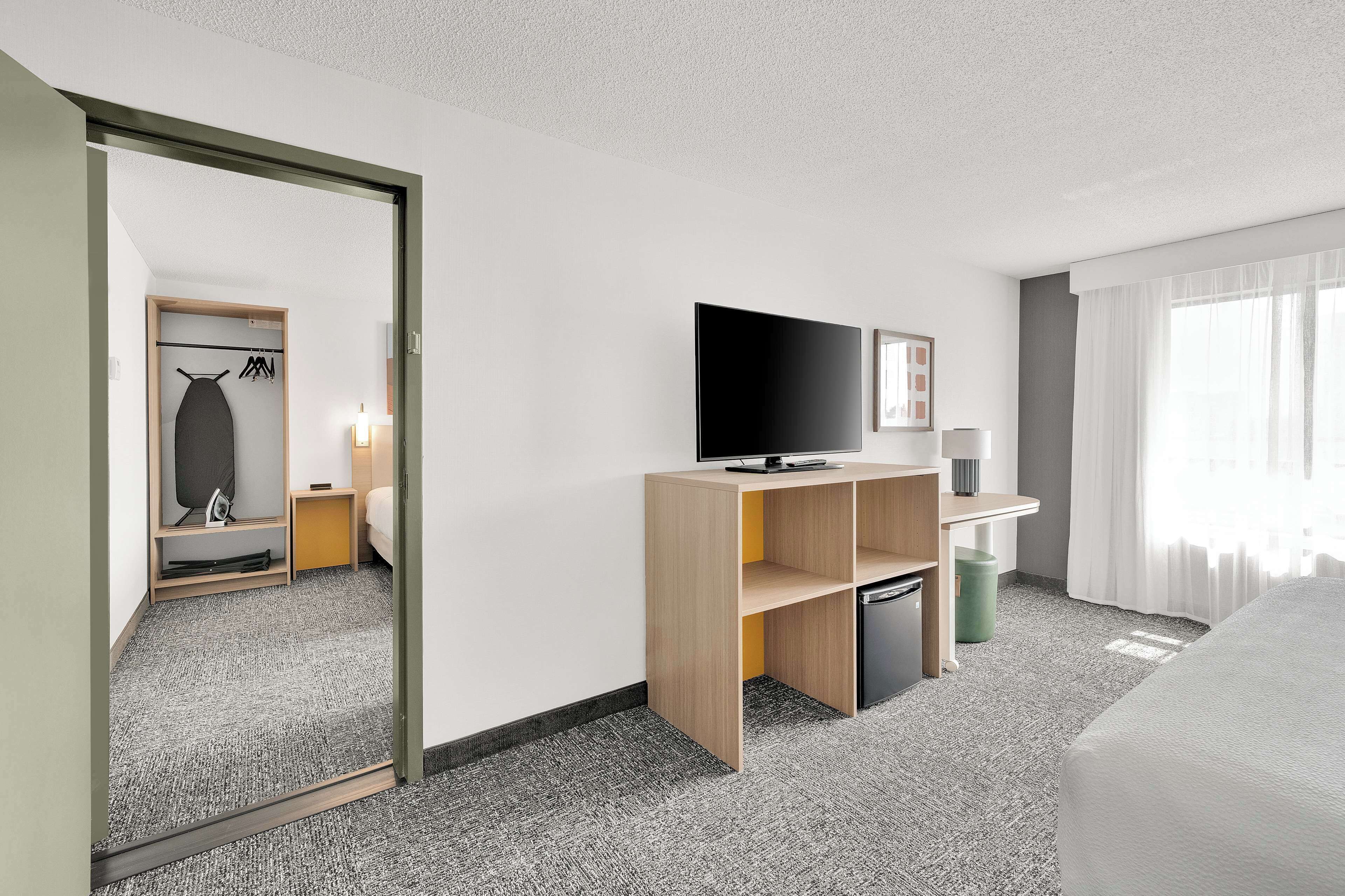 Select Comfort 床、办公桌、熨斗/熨衣板、免费婴儿床