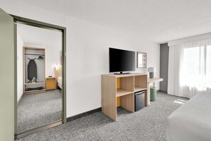 Select Comfort beds, in-room safe, desk, iron/ironing board - Spark by Hilton Toronto Markham (Markham)