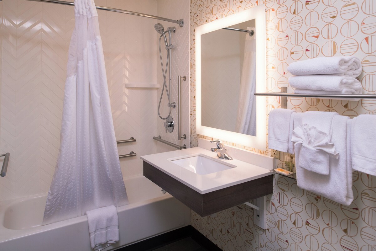 Camera Standard, 1 letto queen, accessibile ai disabili (Mobility, Accessible Tub) | Biancheria da letto di alta qualità, materassi a doppio strato